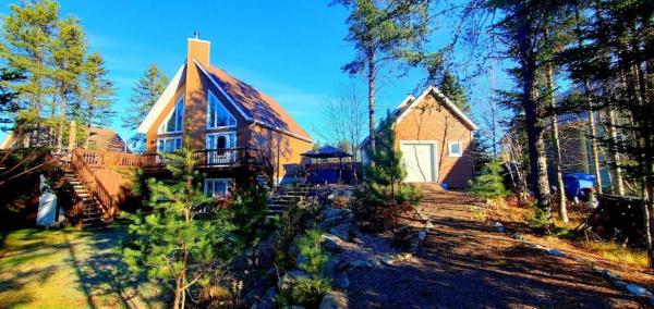 Amazing 3-bedroom entire Chalet-Sauna+lakeview+Spa+BBQ, Reserva ahora Chalet de montaña Hoteles en Quebec con aparcamiento, Aparcamiento