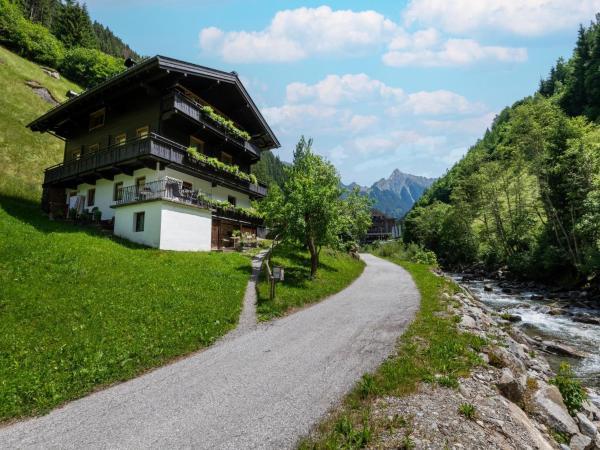 Pretty Holiday Home in Mayerhofen, Prenota Chalet Hotel a Tirolo con parcheggio, Parcheggio