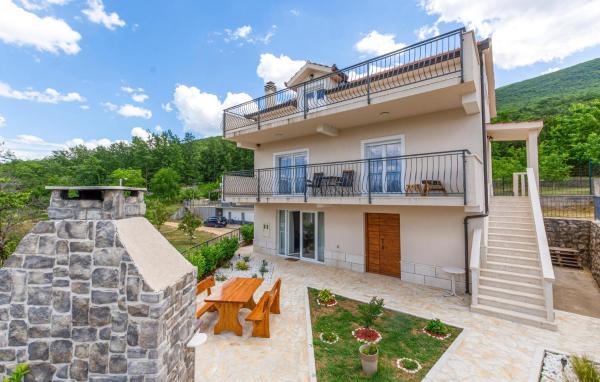 Amazing Home In Vrlika With Wifi, Buchen Sie Ferienhaus Hotels in Gespanschaft Split-Dalmatien mit Parkplatz, Parkplätze