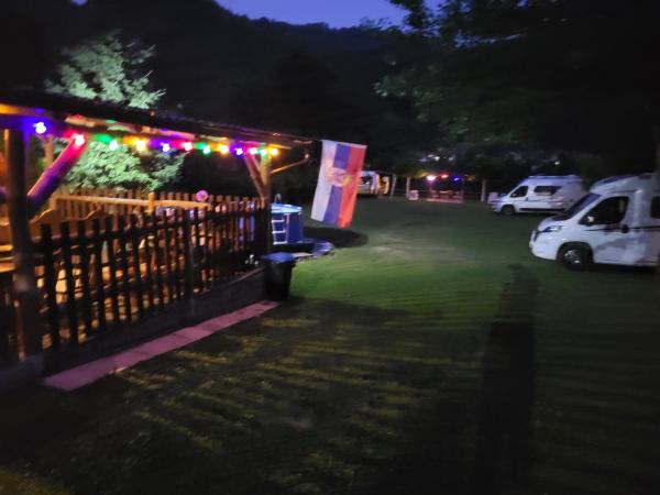 Kamp kućica trokrevetna, Buchen Sie Campingplatz Campingplätze und Glamping in Zentralserbien, Campingplatz
