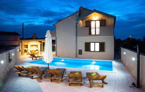 Luxury villa with a swimming pool Pridraga - Cuskijas, Novigrad - 19461, Buchen Sie Villa Hotels in Novigrad mit Parkplatz, Parkplätze