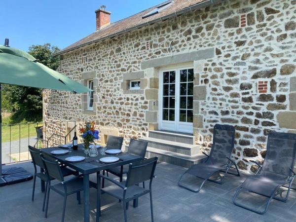 Ancien corps de ferme rénové avec terrasse, chauffage électrique et wifi à Marcillat-en-Combraille - FR-1-489-369, Prenota Casa vacanze Hotel a Alvernia con parcheggio, Parcheggio