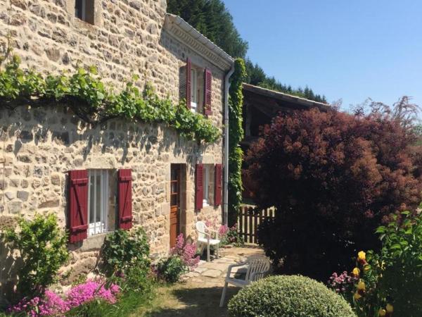 Gîte de charme avec cheminée, jardin et wifi, proche rando et ski à Véranne - FR-1-496-255, Prenota Casa vacanze Hotel a Alvernia con parcheggio, Parcheggio