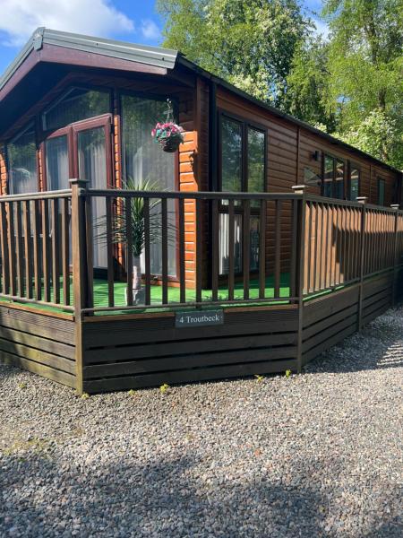 Troutbeck Hot Tub Lodge 4, Buchen Sie Ferienpark Hotels mit Pool in England, Schwimmbad