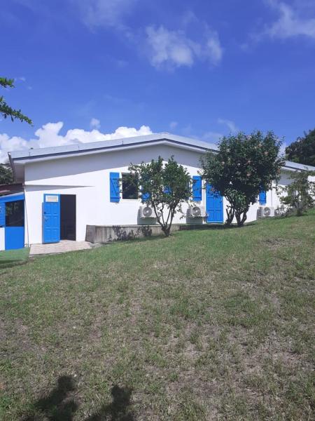 Grande villa climatisée,jardin, ideale famille, groupe amis, proche port de peche,littoral, Buchen Sie Villa Le Diamant Fort-de-France