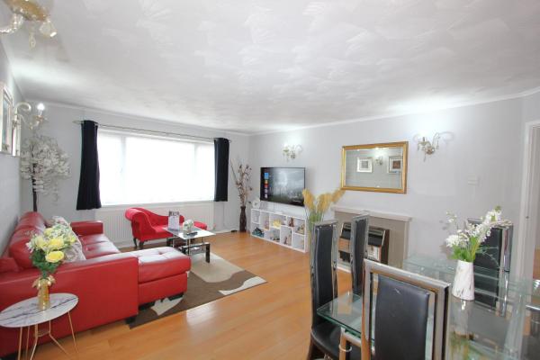 Cheerful 3 Bedroom 2 Bathroom Bungalow by CozyNest, Buchen Sie Ferienhaus Earley Berkshire