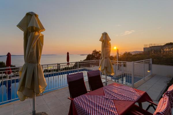 Kuća za odmor R&A, Buchen Sie Villa Hotels in Gespanschaft Split-Dalmatien mit Pool, Schwimmbad