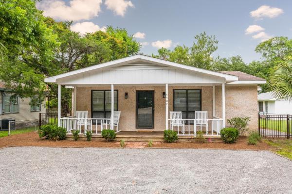 Slack Tide Cottage, Buchen Sie Ferienhaus Hotels in Georgia mit Parkplatz, Parkplätze