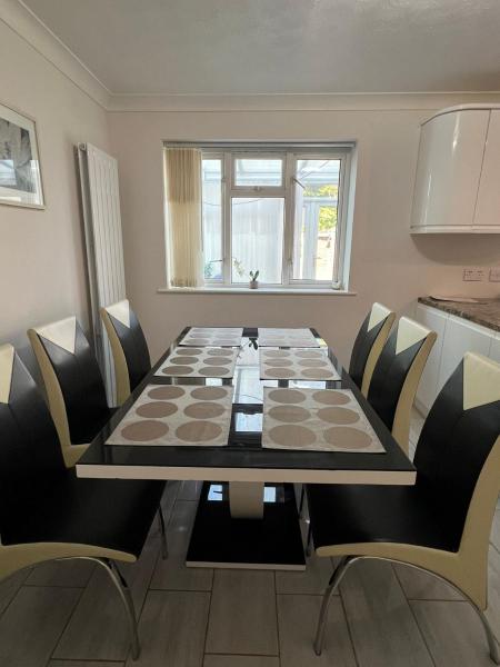 Spacious 4 bed Farnborough AirShow, Reserva ahora Casa o chalet Farnborough Surrey