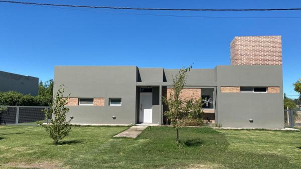 Casa con pileta y parrilla en barrio privado, 2 dormitorios, Prenota Casa vacanze Hotel a General Roca con piscina, Piscina