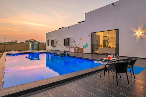 StayVistas Le Bon Horizon - Hillside Elegance with Chic Interiors, Poolside Serenity & Picturesque Gazebo - Proximity to Sula, Réserver Villa Nashik 