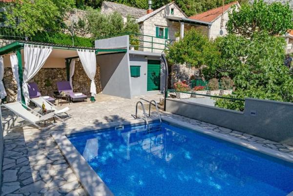 stone house Nikolina with heated Pool, Buchen Sie Ferienhaus Hotels in Gespanschaft Split-Dalmatien mit Pool, Schwimmbad