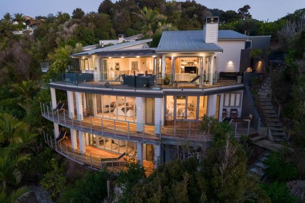 Heaven NZ Luxury Accommodation- Qualmark 5 Star Accredited, Buchen Sie Villa Hotels in Nordinsel mit Parkplatz, Parkplätze
