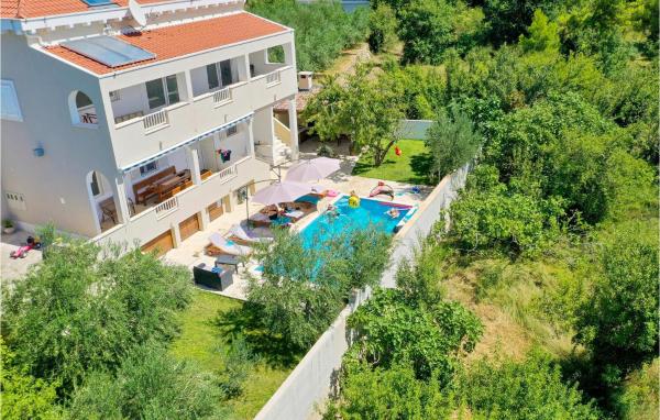 Awesome Home In Kastel Sucurac, Buchen Sie Ferienhaus Hotels in Gespanschaft Split-Dalmatien mit Parkplatz, Parkplätze
