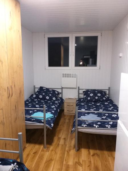 Domek N5 - 2 Pokoje , Kuchnia , Łazienka 5 osobowy - FreezerHause Izdebno- NoclegiGrodziskPL, Buchen Sie Campingplatz Grodzisk Mazowiecki Warschau