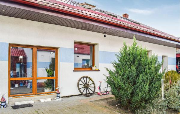5 Bedroom Gorgeous Home In Swierzno, Reserva ahora Casa o chalet Hoteles en Pomerania con aparcamiento, Aparcamiento