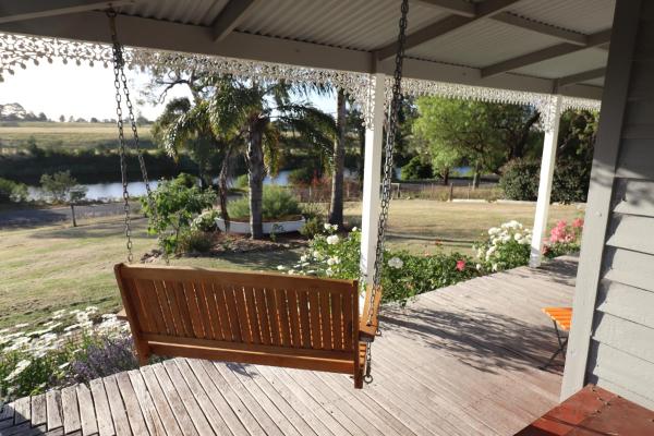 Bylands Cottage Historic Home - Tambo river views and pet friendly, Buchen Sie Ferienhaus  