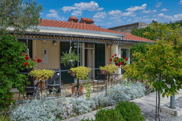 ISSA Holiday Home - 3 Min Walk to Beach, Buchen Sie Ferienhaus Hotels in Gespanschaft Split-Dalmatien mit Parkplatz, Parkplätze