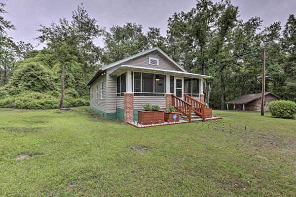 Renovated Home with Screened-In Patio on Hwy 90, Buchen Sie Ferienhaus Quincy Panhandle Florida