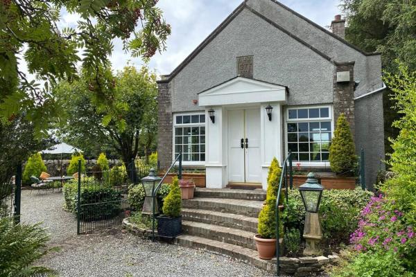 The Schoolhouse Cottages peaceful and quiet retreat with log burner, Buchen Sie Ferienhaus Kingskettle Fife