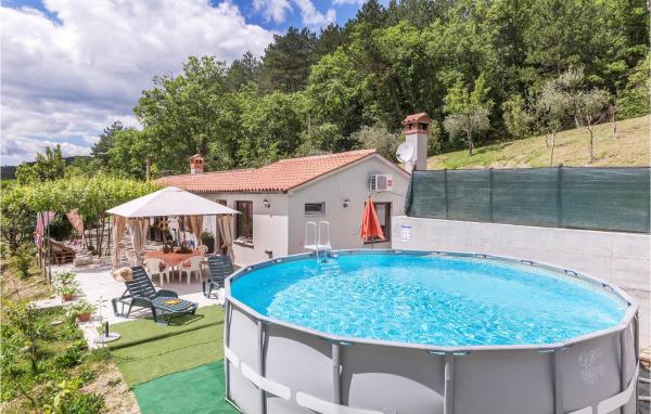 2 Bedroom Cozy Home In Kostrcani, Prenota Casa vacanze Hotel con piscina a Kostrčani, Piscina