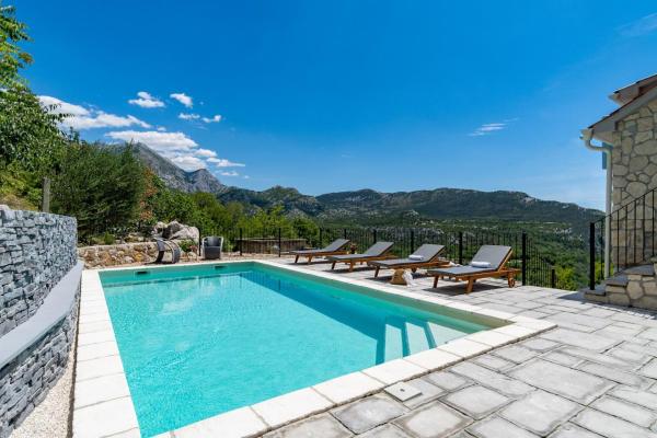 NEW! Stone villa JUDITA with heated pool and hydro-massage, Buchen Sie Villa Hotels in Gespanschaft Split-Dalmatien mit Pool, Schwimmbad