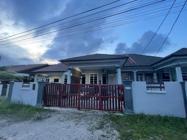 FADI BEACH GUESTHOUSE, Prenota Casa vacanze Hotel a Terengganu con parcheggio, Parcheggio