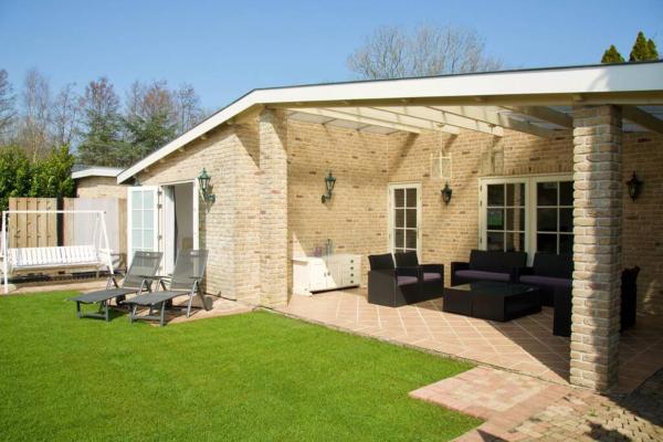 Bungalow between Amsterdam and Haarlem with sauna, Book Villa Haarlem 