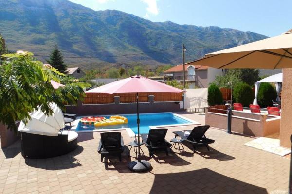 Holiday home Jass near Makarska, Buchen Sie Villa Hotels in Gespanschaft Split-Dalmatien mit Pool, Schwimmbad