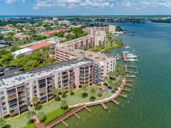 Renovated with Riverfront Views, Buchen Sie Ferienhaus Villen in Florida, Villa