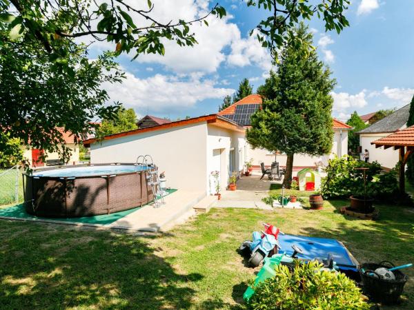 Holiday Home Cherry by Interhome, Buchen Sie Ferienhaus Hotels mit Pool in Südtransdanubien, Schwimmbad