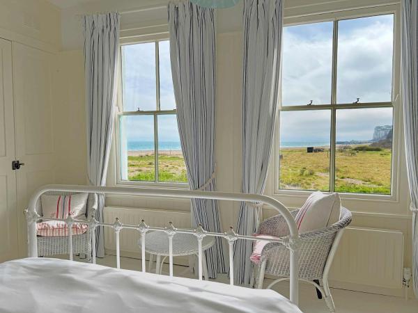 Boho-chic bolthole on the beach - Mariner's Cottage