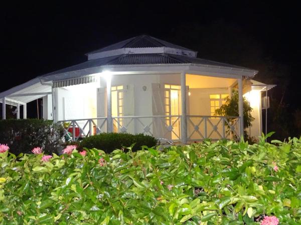 La villa les palmiers simplicité convivialité, Prenota Casa vacanze Hotel con piscina a Grande-Terre, Piscina