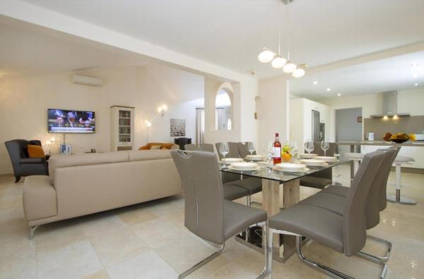 Stunning Seaview Villa Casa Tosco 5 Bedroom Villa Pool Table Overlooking Old Town Puerto Del Carmen, Prenota Villa Puerto del Carmen 