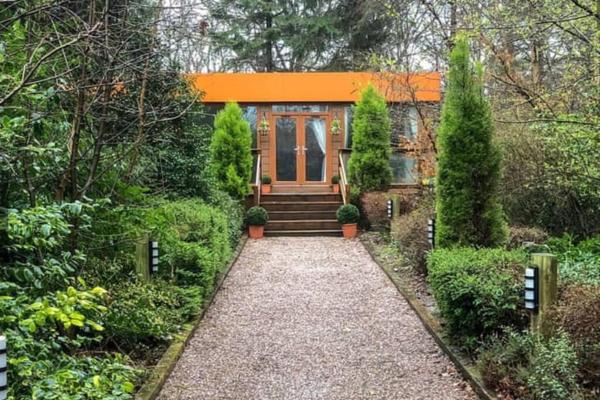 Relaxing secluded lodge couples getaway with hot tub, Prenota Casa vacanze Eaton Cheshire