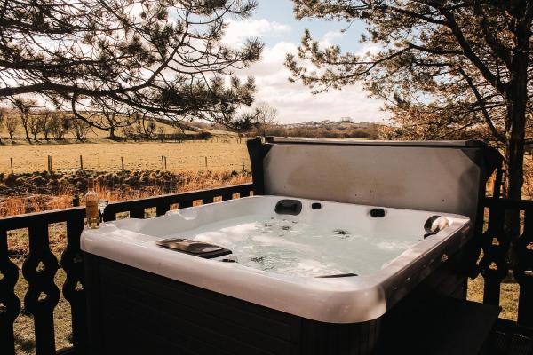 Keer Side Lodge, Luxury lodge with private hot tub at Pine Lake Resort, Buchen Sie Lodge Carnforth Lancashire