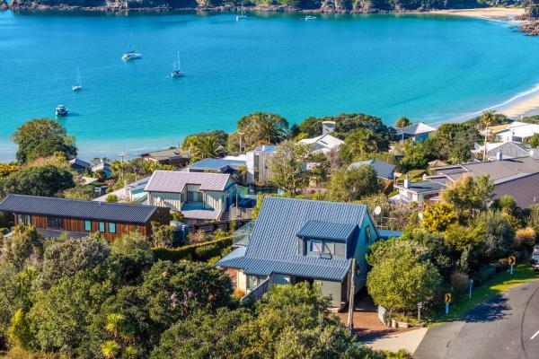 Noll View - Stay Waiheke, Buchen Sie Ferienhaus Hotels in Nordinsel mit Parkplatz, Parkplätze