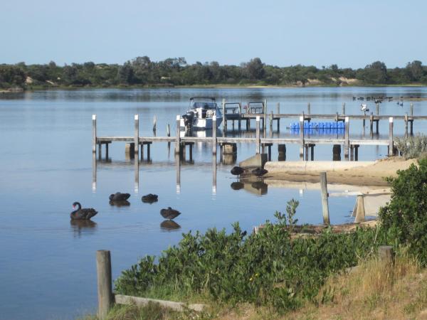 Lakes Entrance Waterfront Cottages with King Beds, Buchen Sie Motel Lakes Entrance 