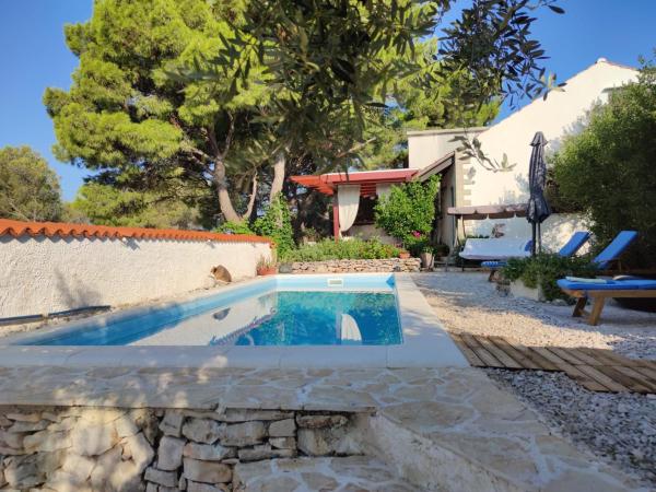 Vacation house Milka, Prenota Casa vacanze Hotel con piscina a Croatian Islands, Piscina