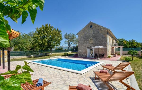 3 Bedroom Cozy Home In Hrvace, Buchen Sie Ferienhaus Hotels in Gespanschaft Split-Dalmatien mit Pool, Schwimmbad