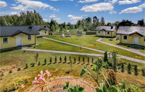 Cozy Home In Dabki With Wifi, Buchen Sie Ferienhaus Hotels in Westpommern mit Pool, Schwimmbad