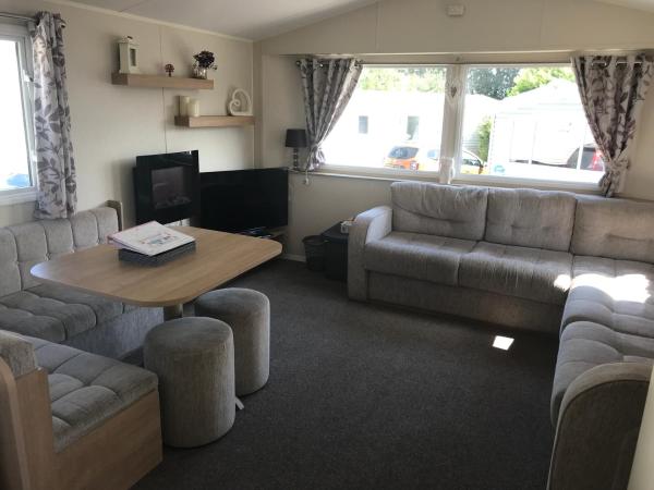 Stunning deluxe 3 bedroomed caravan with CH, DG and decking, Buchen Sie Ferienhaus Hotels mit Pool in England, Schwimmbad