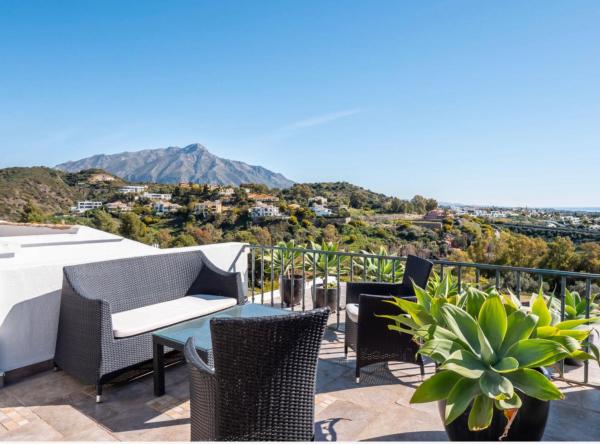 LUXURY 3 BEDROOM HOUSE AT LA QUINTA GOLF COURSE OCEAN and MOUNTAIN VIEW, Prenota Casa vacanze Benahavís Costa del Sol