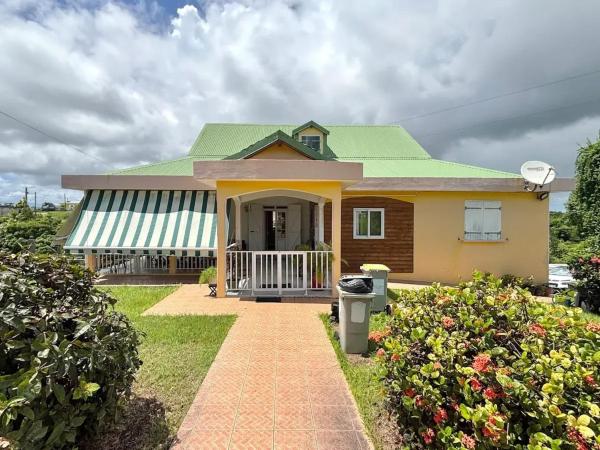 Maison charmante avec jardin clos à Sainte-Anne, Prenota Casa vacanze Sainte-Anne Grande-Terre