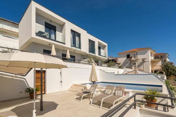 Holiday Home Meri, Buchen Sie Villa Hotels in Gespanschaft Split-Dalmatien mit Parkplatz, Parkplätze