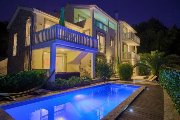 Residencia La Famiglia, Buchen Sie Villa Hotels in Insel Krk mit Parkplatz, Parkplätze