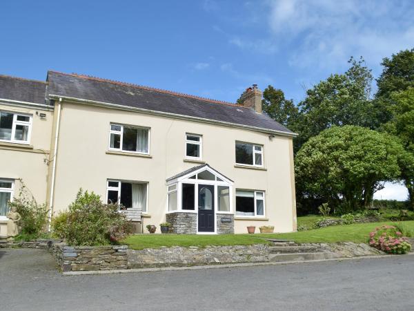 The Farmhouse - Uk13183, Buchen Sie Ferienhaus Hotels in Capel-Ifan mit Pool, Schwimmbad
