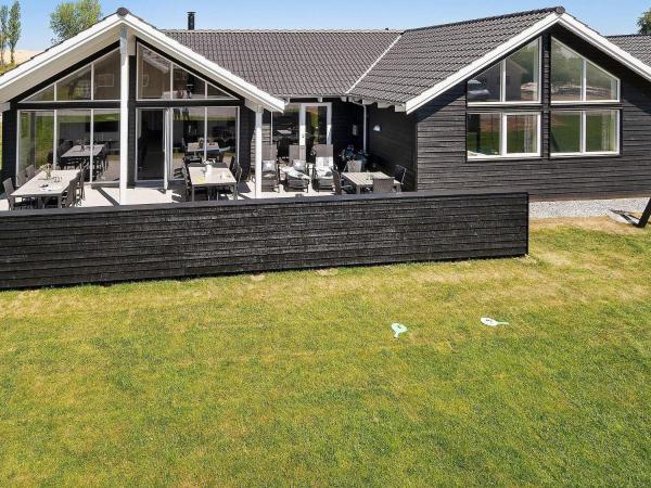 16 person holiday home in Hasselberg, Reserva ahora Casa o chalet Hoteles en Hasselberg con piscina, Piscina