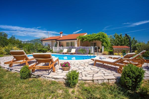 VILLA ANA - 3 bedroom villa with private pool and unspoiled natural environment, Buchen Sie Villa Hotels in Gespanschaft Split-Dalmatien mit Pool, Schwimmbad
