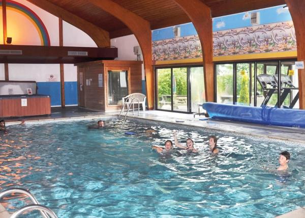 Pantglas Hall Lodges, Buchen Sie Resort Hotels in Llanfynydd mit Pool, Schwimmbad